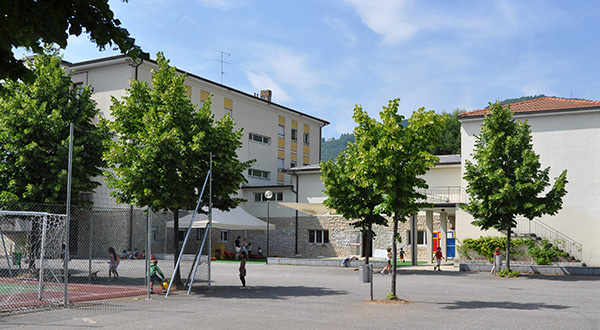 Edificio scolastico cortile